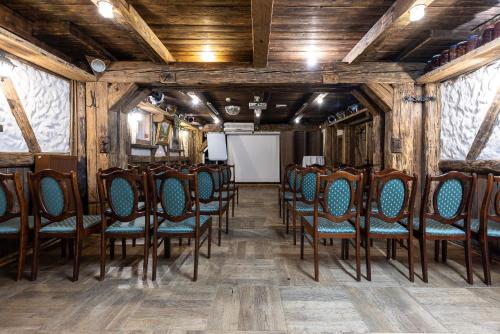 a room with a bunch of chairs in it at Hotel Marysin Dwór in Katowice