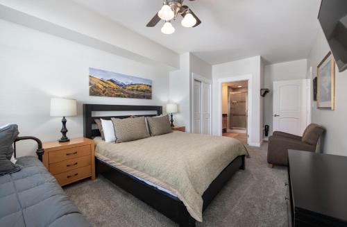 1 dormitorio con 1 cama y 1 sofá en Winter Park FF Select Rated Condo 4654, en Winter Park