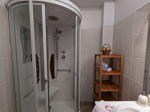 um chuveiro com uma porta de vidro na casa de banho em Gîte Baignes-Sainte-Radegonde, 5 pièces, 7 personnes - FR-1-653-169 em Le Tâtre