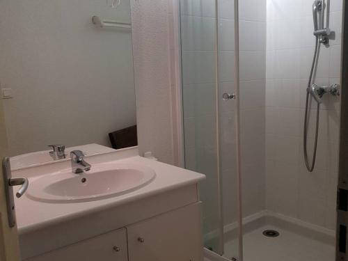 a bathroom with a sink and a shower at Appartement Cauterets, 3 pièces, 4 personnes - FR-1-234-296 in Cauterets