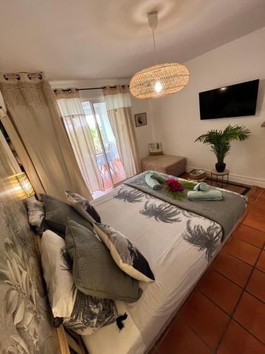 una camera da letto con un grande letto con cuscini di KARIBEKO : Exceptionnel & Rare : Plage , Piscine, WiFi privé a Saint-François
