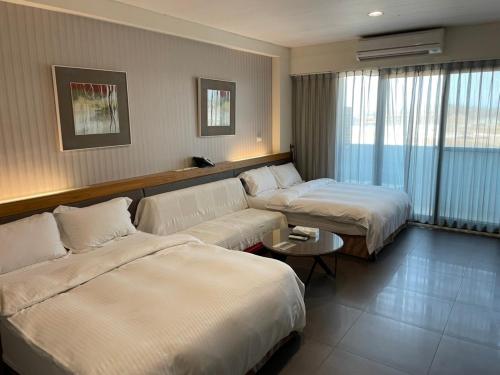 馬公市的住宿－采居海景民宿 ，酒店客房,设有两张床和一张沙发