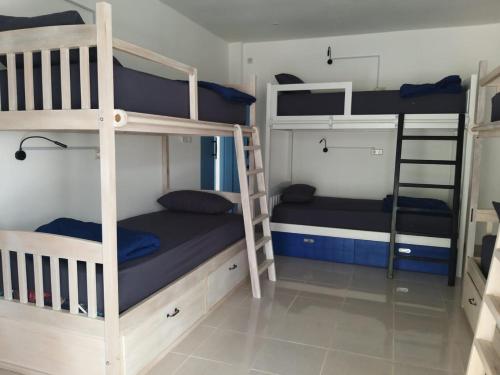 Zimmer mit 2 Etagenbetten und 2 Etagenbetten in der Unterkunft Anjo Maumere Hotel & Restaurant in Nangalima