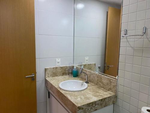 y baño con lavabo y espejo. en Bela Hospedagem - EcoSummer Cobertura em Tambaú, en João Pessoa