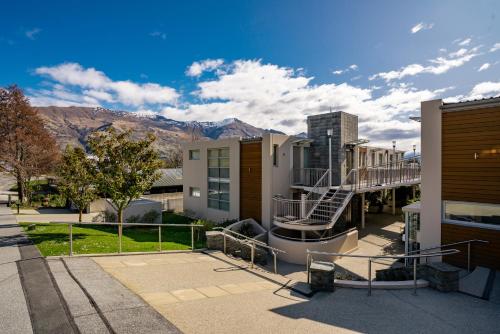 ワナカにあるCentral Wanaka Apartmentの山を背景にした一群の建物