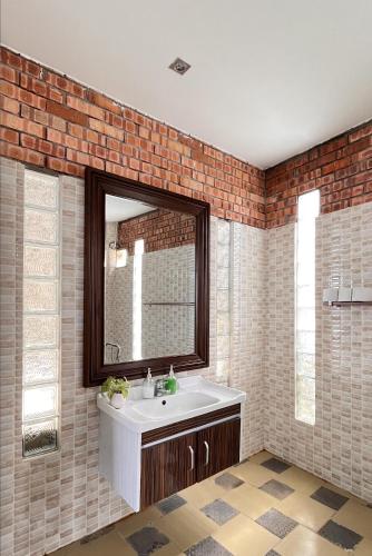 a bathroom with a sink and a mirror at SANKARA GARDEN in Pantai