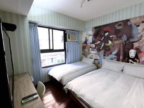 台中的住宿－Feng Chia Hygge，墙上壁画的房间里设有两张床