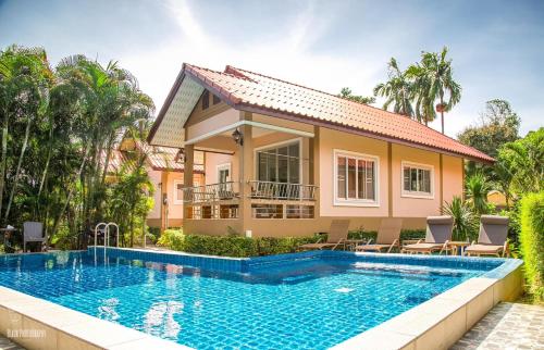 uma villa com piscina em frente a uma casa em Filou Villas em Ko Chang