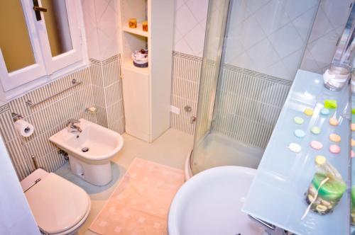Un baño con ducha, inodoro y lavabo. en La Casetta di Zio Mario, en Roma