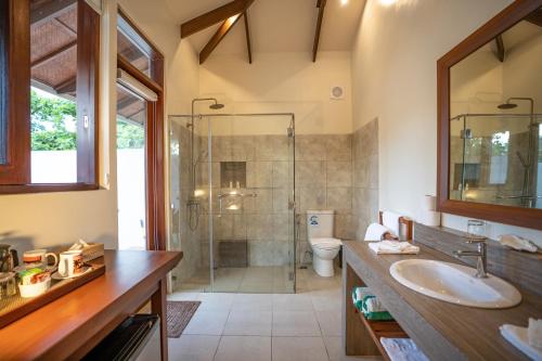 W łazience znajduje się prysznic i umywalka. w obiekcie Island View Beachfront Resort w mieście Anda