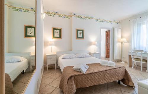 - une chambre avec 2 lits et un miroir dans l'établissement Villa Luca, à Vitorchiano