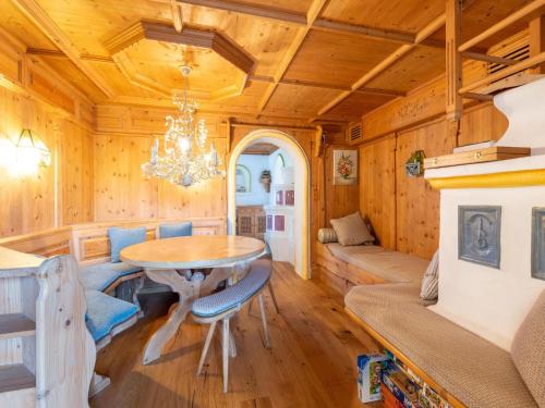 キルヒベルク・イン・チロルにあるHoliday home in Kirchberg with saunaのダイニングルーム(テーブル、シャンデリア付)