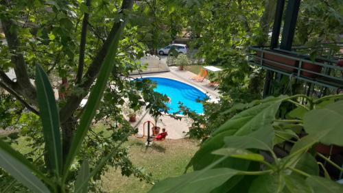 an overhead view of a swimming pool in a backyard at Hotel Manzard Panzio in Budapest