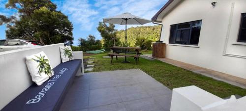 a backyard with a picnic table and an umbrella at Banana Tree Lodge in Jamestown