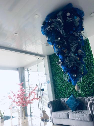 a room with a couch and a wall with blue balloons at Hotel San Antonio Guarne in Guarne