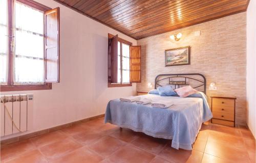 1 dormitorio con 1 cama en una habitación con ventanas en Stunning Home In Cacn granada With House A Mountain View, en Cacin