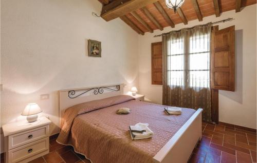 Un dormitorio con una cama con dos zapatos. en Rosmarino en Buti