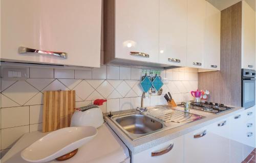 una piccola cucina con lavandino e bancone di Rosmarino a Buti