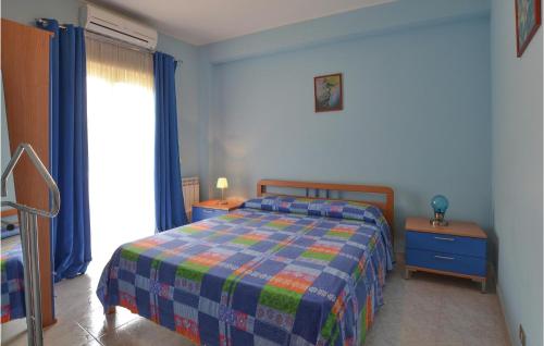 1 dormitorio con 1 cama, 2 mesitas de noche y ventana en Stunning Home In Motta Camastra With Kitchen, en Motta Camastra
