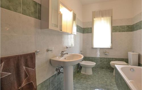 La salle de bains est pourvue d'un lavabo et de toilettes. dans l'établissement Stunning Home In Motta Camastra With Kitchen, à Motta Camastra