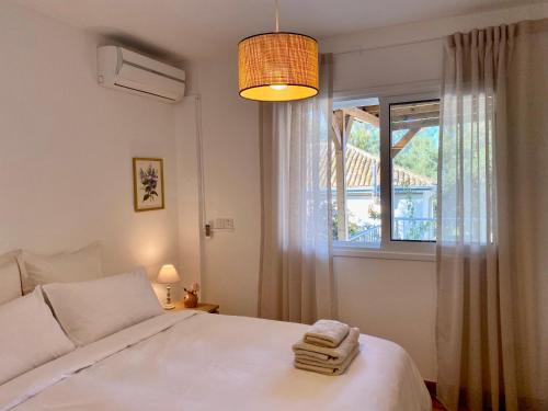 1 dormitorio con cama blanca y ventana en Liberty House - Central Two Bedroom Apartments en Nicosia