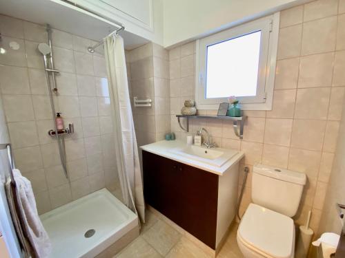 y baño con aseo, lavabo y ducha. en Liberty House - Central Two Bedroom Apartments en Nicosia