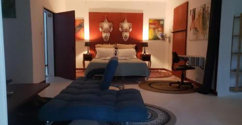 una camera con un letto e un divano di Le Dhow a Moroni