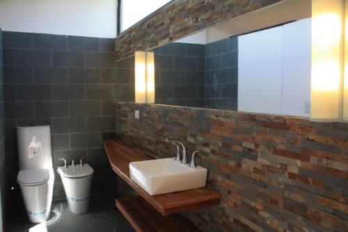 a bathroom with a sink and a toilet at Hoyo 6 Rincón del Golf in Sierra de la Ventana