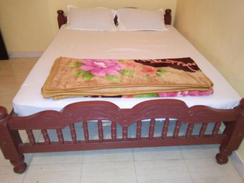 - un lit avec une couverture dans l'établissement Coorg villas apartment stay, à Madikeri