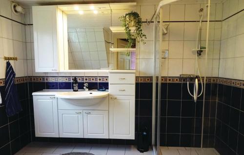 Ένα μπάνιο στο Amazing Home In Slvesborg With Kitchen