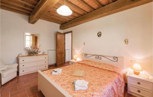 sypialnia z dużym łóżkiem w pokoju w obiekcie Salvia w mieście Buti
