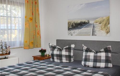 - une chambre avec un lit et deux oreillers dans l'établissement 4 Bedroom Lovely Home In Fuhlendorf, à Fuhlendorf