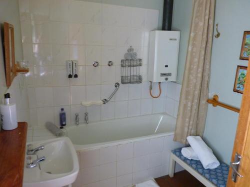 y baño con bañera y lavamanos. en Walkerbouts Inn, en Rhodes