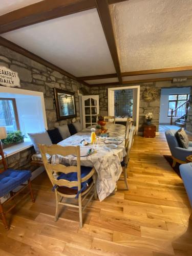 康鎮的住宿－Salmon Weir Lodge，一间带桌椅的用餐室