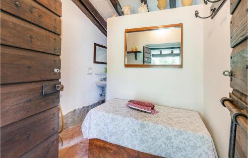 a bathroom with a mirror and a table in a room at Coldolmo in Poggioni