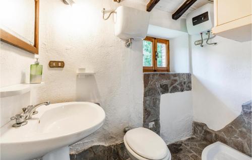 bagno con lavandino e servizi igienici di Coldolmo a Poggioni