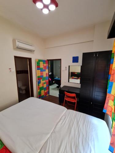 - une chambre avec un lit blanc et un bureau dans l'établissement IPSA Lego Amari Water Park Lagoon Resort Bukit Katil Melaka, à Malacca