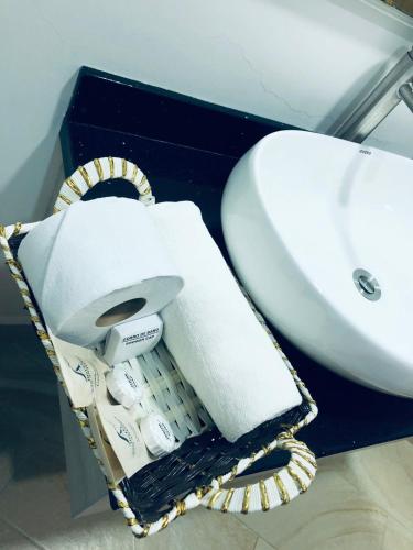 a basket of towels and a sink in a bathroom at Hotel San Antonio Guarne in Guarne