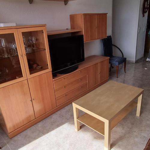 Appartement tout confort terrasse 21 m2 pleins sud wifi proche port aventura centre et plage 2 chambres 2 SDB piscine
