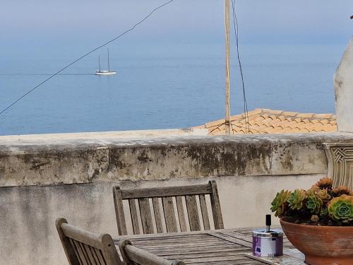敘拉古的住宿－SEA-VIEW TERRACE & BIKES Moon Ortigia Holiday Home，海景阳台上的桌椅