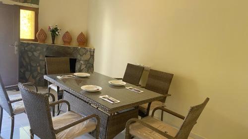 Jabal Shams Mountain Rest House في Al Hūb: غرفة طعام مع طاولة وكراسي