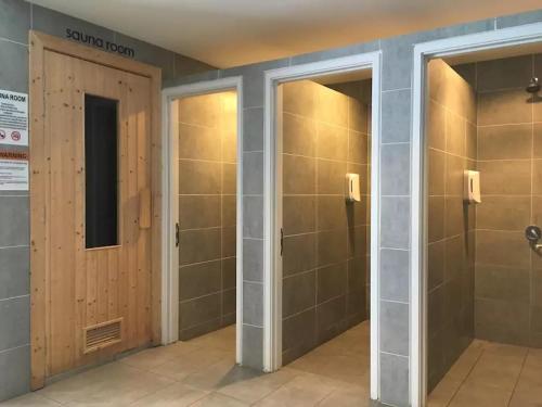 La salle de bains est pourvue de 2 cabines de douche et d'une porte. dans l'établissement Deluxe Suites D'Majestic Place, KL City Centre, à Kuala Lumpur