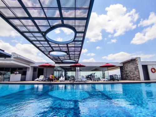- une piscine avec vue sur un bâtiment dans l'établissement Deluxe Suites D'Majestic Place, KL City Centre, à Kuala Lumpur