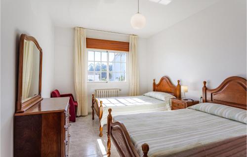 - une chambre avec 2 lits et un miroir dans l'établissement 4 Bedroom Stunning Apartment In Poio, à Poio