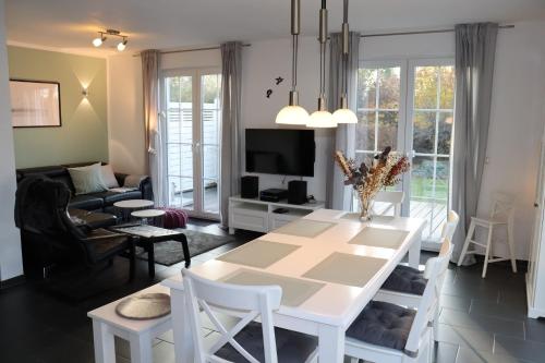 een woonkamer met een witte tafel en stoelen bij Auszeit am Meer in Zierow