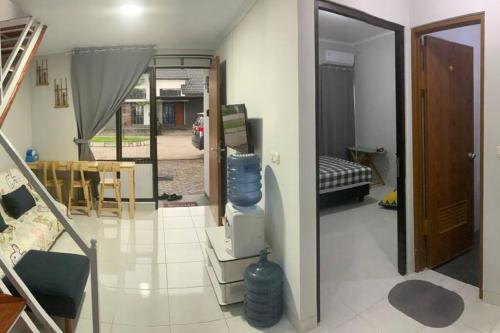 Awana Dream Gateway Pasteur في باندونغ: غرفة معيشة مع درج وغرفة طعام