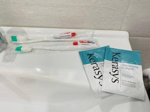 un cepillo de dientes y un tubo de pasta de dientes en un fregadero en Мухтара Ауэзова 205 en Kokshetau