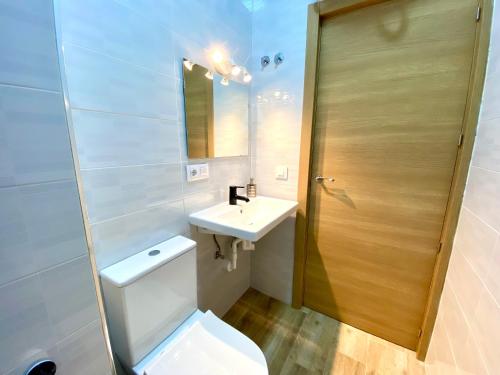 uma casa de banho com um WC e um lavatório em Apartamento Cruz Roja A em Sevilha