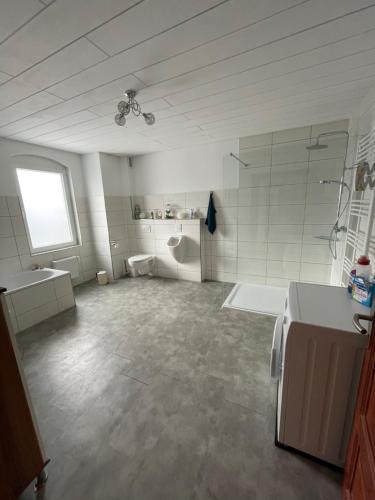 a large bathroom with a shower and a sink at MR-Ferienwohnung - Wohnung Hönnersum in Harsum