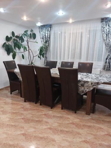 - une salle à manger avec une table et des chaises dans l'établissement Vila Georgeta, à Zărneşti